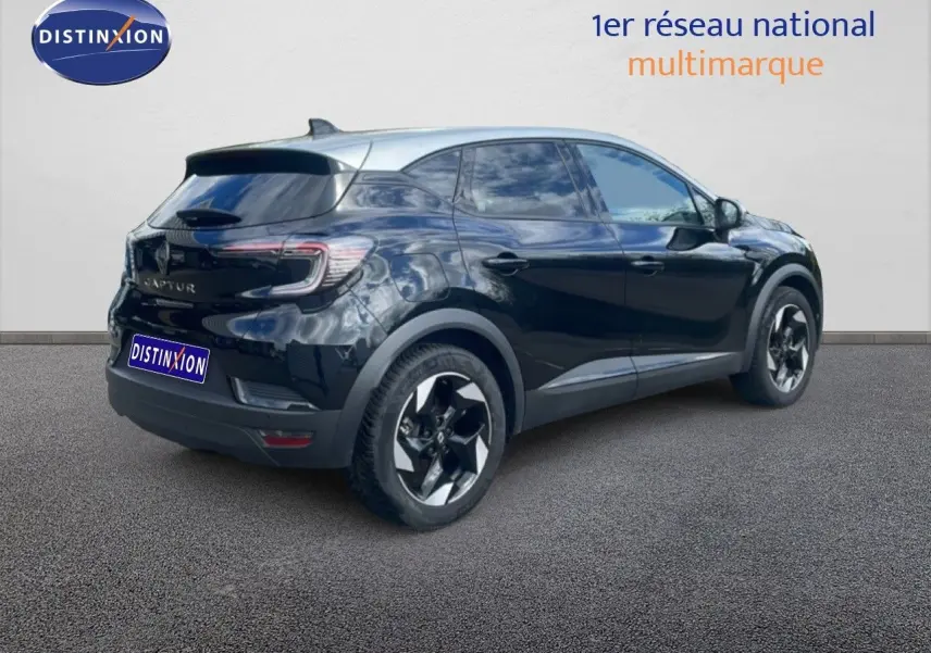 Renault Captur 2025 noir étoile métal avec toit gris, vue 3/4 arrière côté droit, jantes bi-ton et feux LED.