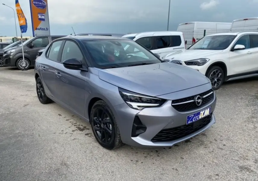 Opel Corsa 2022 gris magnetic vue 3/4 avant droit avec jantes noires et toit bi-ton noir.