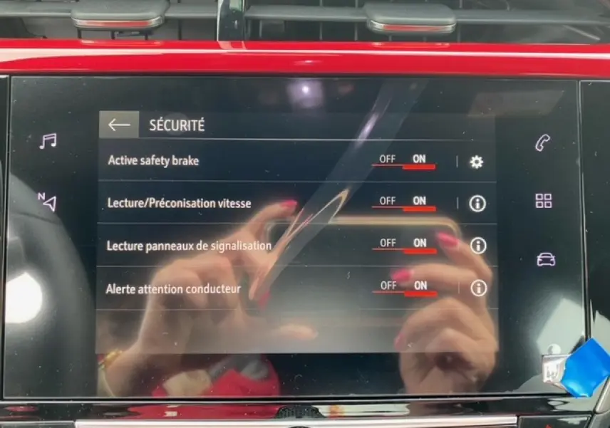 Écran tactile 7 pouces de l’Opel Corsa 2022 affichant les réglages de sécurité avec interface en français.
