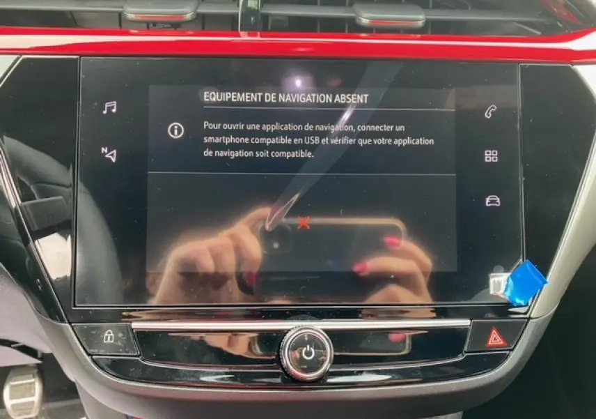 Écran tactile central de la console de l’Opel Corsa gris magnetic, affichant un message d’absence de navigation.