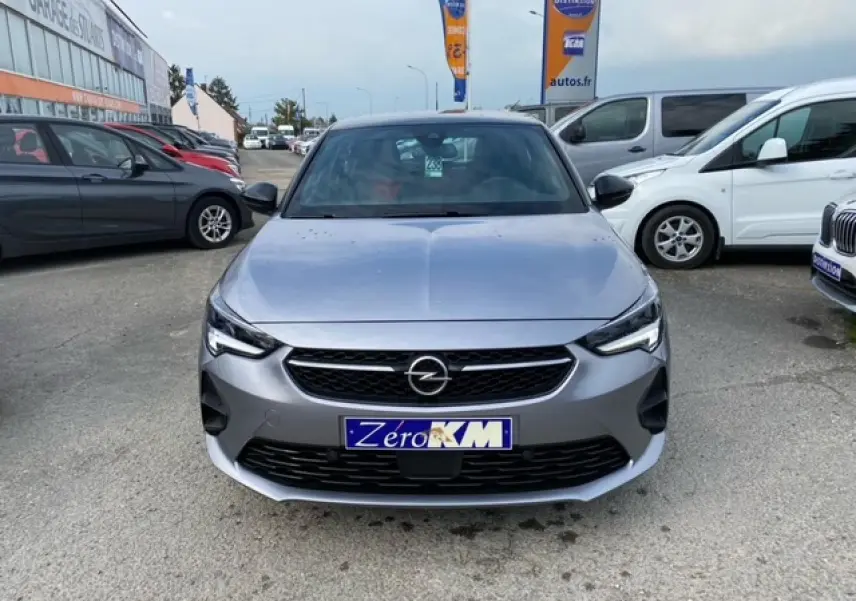 Vue avant d'une Opel Corsa 2022 gris magnetic avec calandre noire et phares LED allumés, stationnée en extérieur.