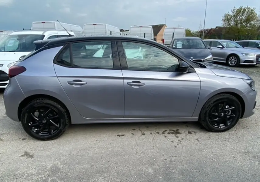Vue latérale droite d'une Opel Corsa 2022 gris magnetic avec toit noir et jantes alliage noires brillantes.