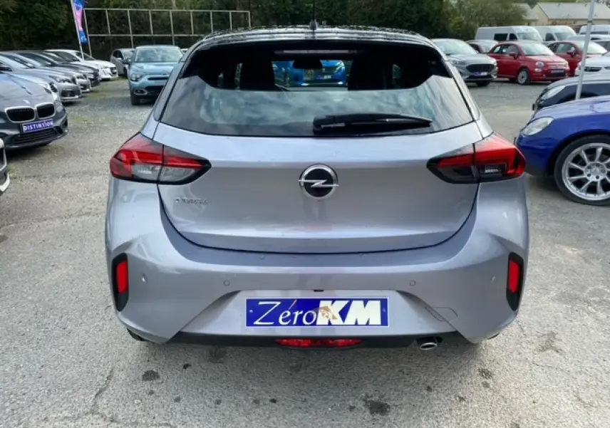 Vue arrière d’une Opel Corsa gris magnetic 2022 avec toit noir et feux arrière LED dans un parking.