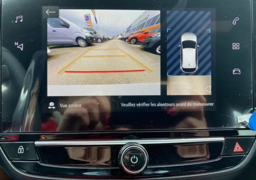 Écran tactile 7'' de l’Opel Corsa gris Magnetic montrant la caméra de recul avec vue arrière et aide au stationnement.
