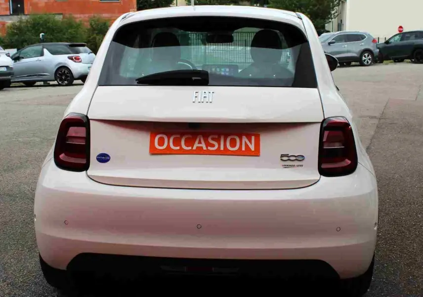Vue arrière d'une Fiat 500 électrique blanche 2023 avec plaque "OCCASION" et feux arrière foncés.