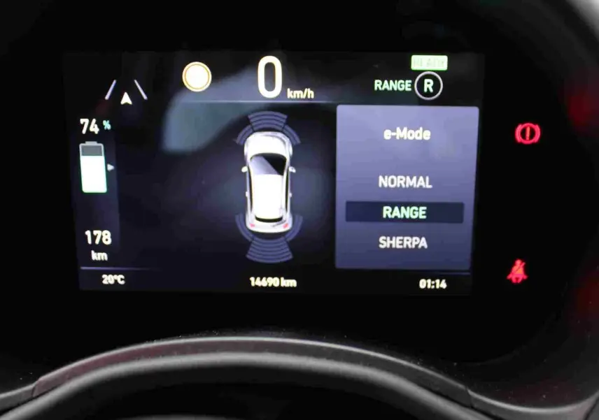 Affichage numérique du tableau de bord de la Fiat 500 électrique montrant l'autonomie, la vitesse à 0 km/h et le mode de conduite Range.