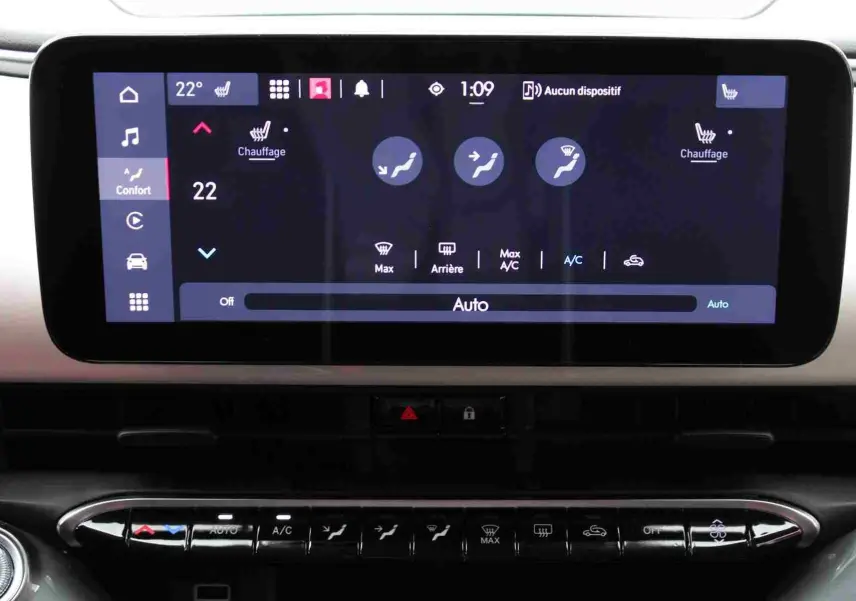 Écran tactile central de la Fiat 500 électrique 2023 montrant les réglages de climatisation et chauffage.