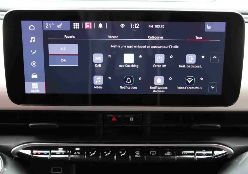 Écran tactile central de la Fiat 500 électrique 2023 montrant les applications et la climatisation en mode automatique.