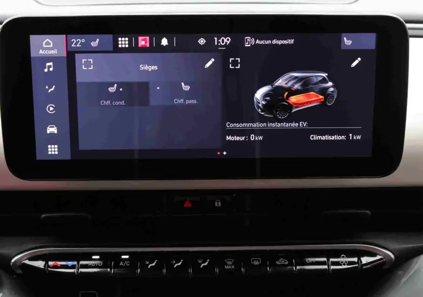 Écran tactile central de la Fiat 500 électrique 2023 affichant la consommation et le réglage des sièges chauffants.