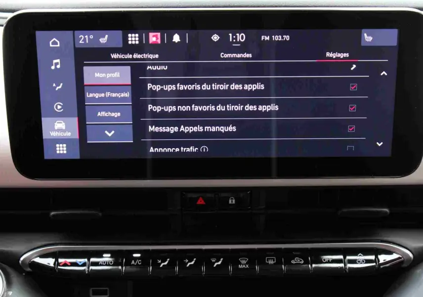 Écran tactile central de la Fiat 500 électrique 2023 montrant les réglages du véhicule en mode français.