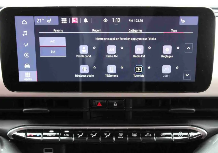 Écran tactile central de la Fiat 500 électrique 2023 affichant les applications et commandes climatisation en dessous.