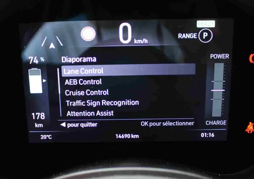 Affichage numérique du tableau de bord de la Fiat 500 électrique montrant les aides à la conduite et l'autonomie restante.