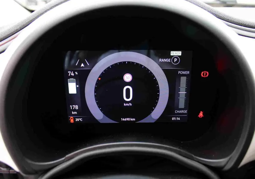 Vue rapprochée du tableau de bord numérique de la Fiat 500 électrique 2023, affichant la vitesse à 0 km/h et l'autonomie restante.