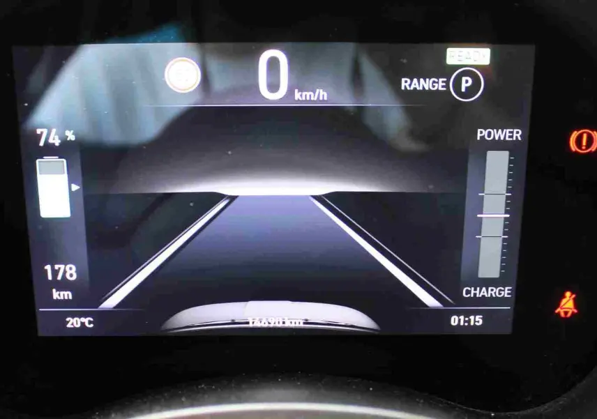 Affichage numérique du tableau de bord de la Fiat 500 électrique, montrant l'autonomie et la vitesse à 0 km/h.