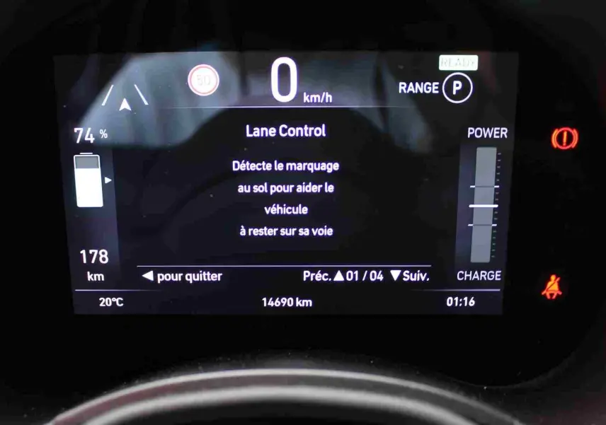 Affichage numérique du tableau de bord de la Fiat 500 électrique, montrant le contrôle de voie et l'autonomie restante.