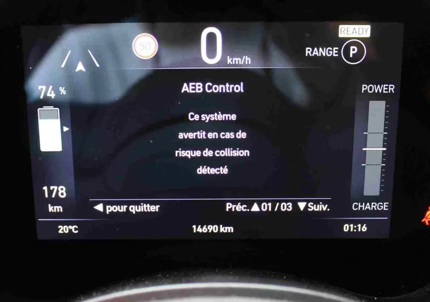 Affichage numérique du tableau de bord de la Fiat 500 électrique, montrant l'alerte AEB et l'autonomie à 178 km.