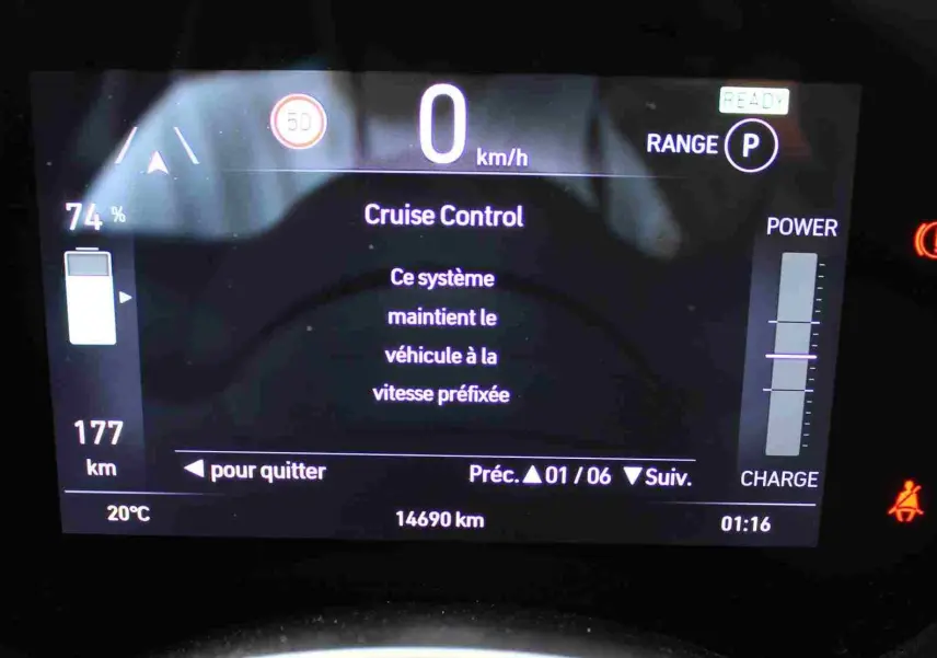 Affichage numérique du tableau de bord de la Fiat 500 électrique 2023 montrant le contrôle de vitesse à 0 km/h et 74% de batterie restante.