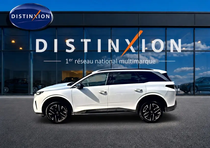 Peugeot 5008 Hybrid 145 allure e-dcs6 blanc vue de profil côté gauche devant une vitrine Distinxion.