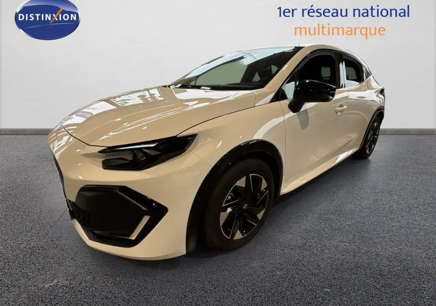 Renault Clio VI TCE 115ch Techno blanc glacier vue 3/4 avant avec jantes noires et détails noirs contrastants.