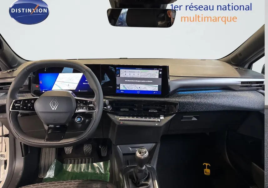 Vue intérieure avant de la Renault Clio VI TCe 115ch Techno, tableau de bord noir avec écran tactile et boîte manuelle.