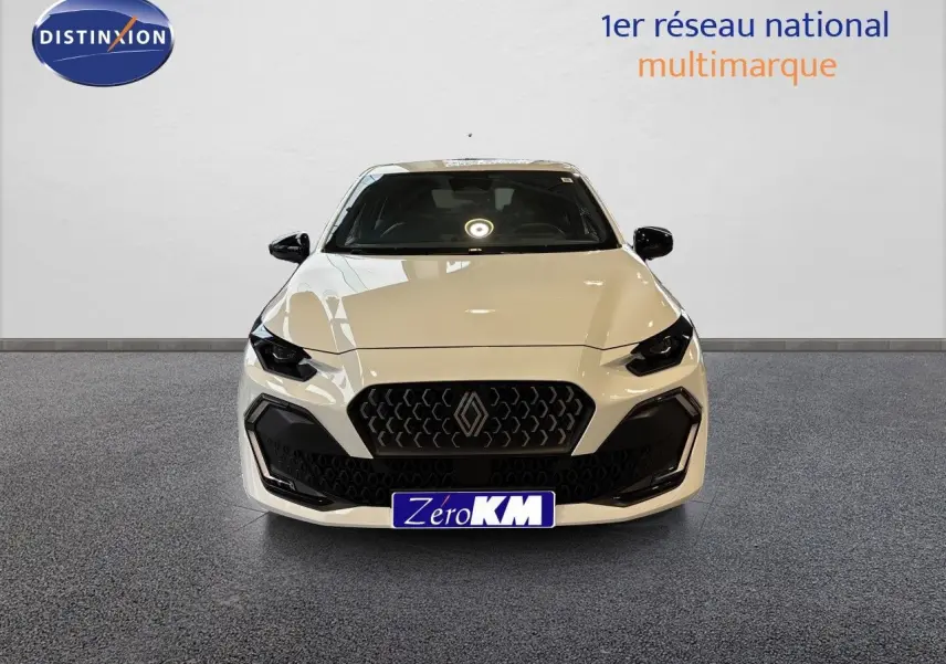 Vue frontale d'une Renault Clio VI TCE 115ch Techno blanche Glacier avec calandre noire et phares LED marqués.