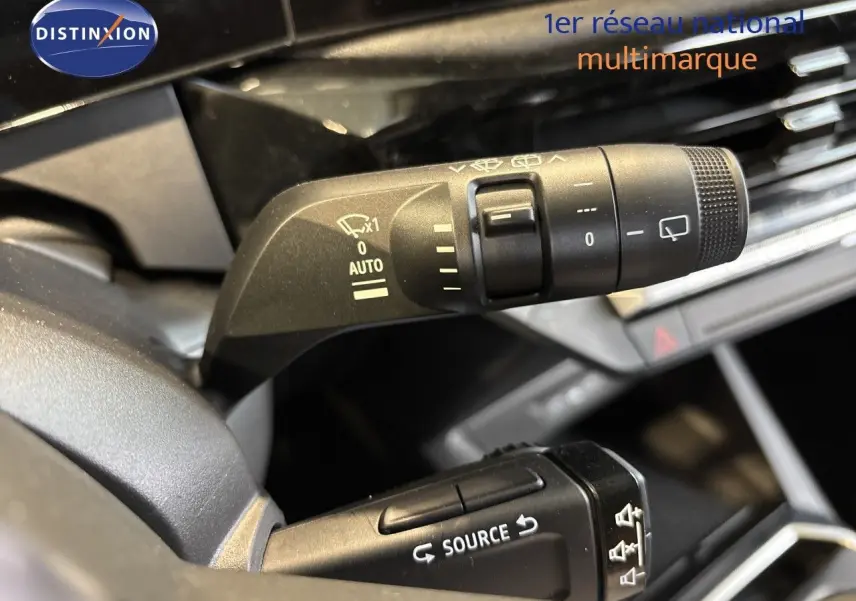 Gros plan sur les commandes de volant de la Renault Clio VI TCe 115ch Techno, intérieur noir avec commandes multifonctions.