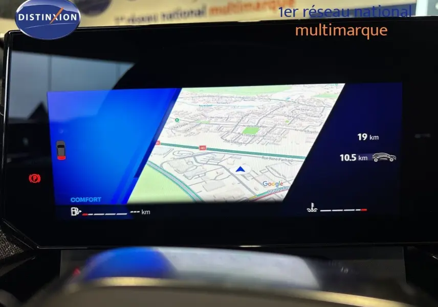 Affichage numérique intérieur de la Renault Clio VI TCe 115ch Techno avec navigation GPS et indicateurs de confort et distance.