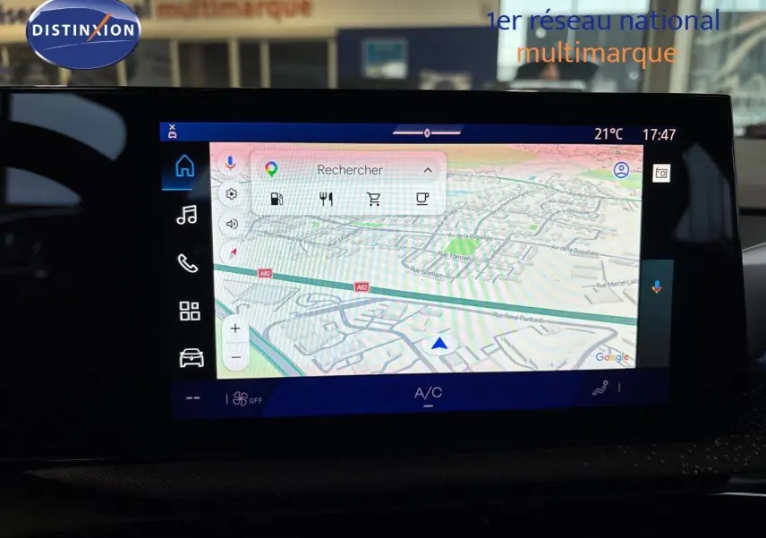 Écran tactile central de la Renault Clio VI TCe 115ch Techno affichant la navigation GPS en intérieur noir.