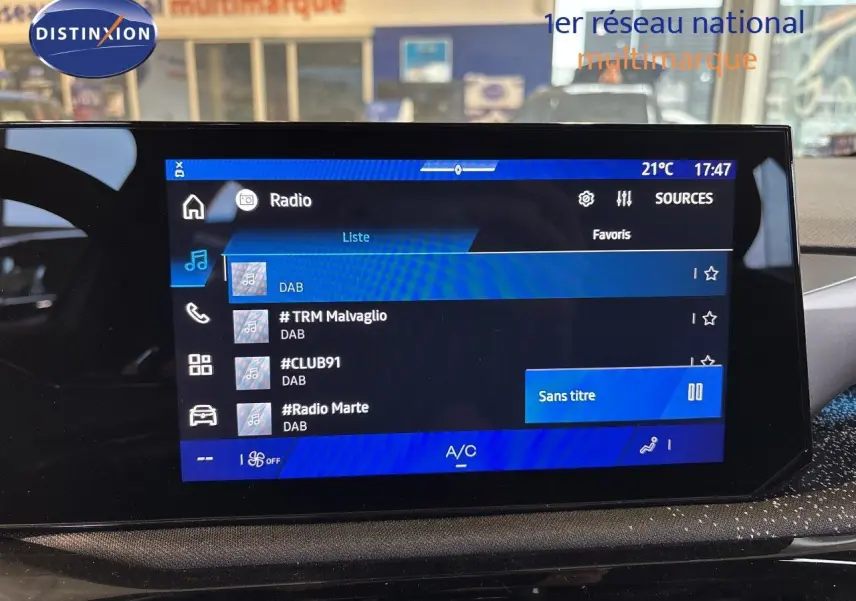 Écran tactile central de la Renault Clio VI TCe 115ch Techno affichant les options radio DAB et la climatisation, intérieur noir.