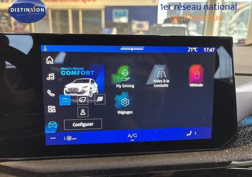 Écran tactile intérieur de la Renault Clio VI blanc glacier, affichant le menu confort et aides à la conduite.