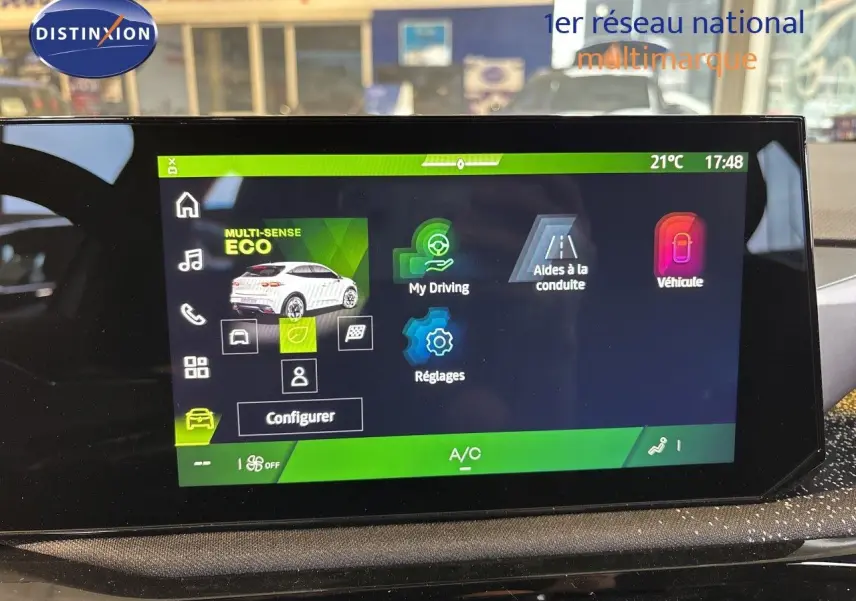 Écran tactile central de la Renault Clio VI blanc glacier, affichant le menu principal avec mode Eco et options de conduite.
