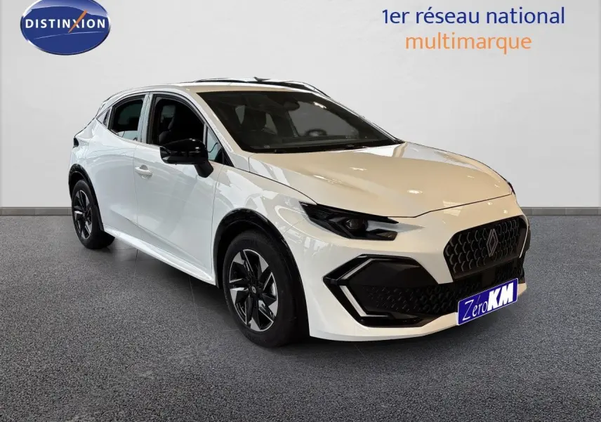 Renault Clio VI TCe 115ch Techno blanc glacier en 3/4 avant, avec jantes noires et calandre marquée.