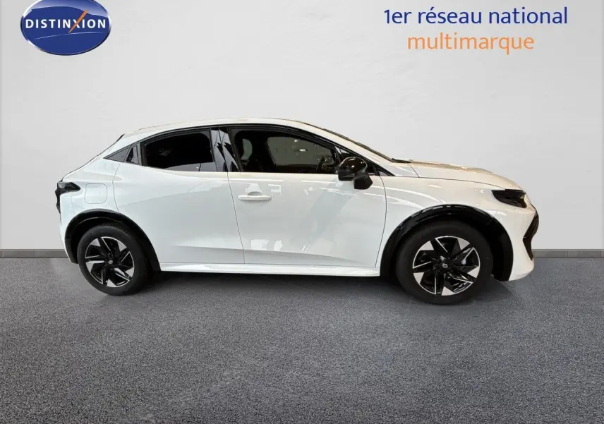 Profil droit de la Renault Clio VI TCe 115ch Techno blanche glacier, avec jantes noires et détails modernes.