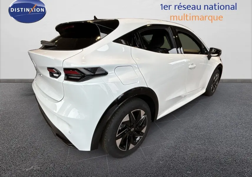 Renault Clio VI TCe 115ch Techno blanc glacier vue 3/4 arrière droit, jantes noires et feux arrière LED distinctifs.