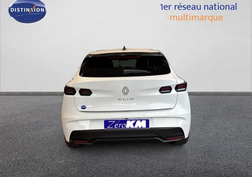 Vue arrière d'une Renault Clio VI TCe 115ch Techno blanc glacier, avec feux LED et pare-chocs noir contrastant.