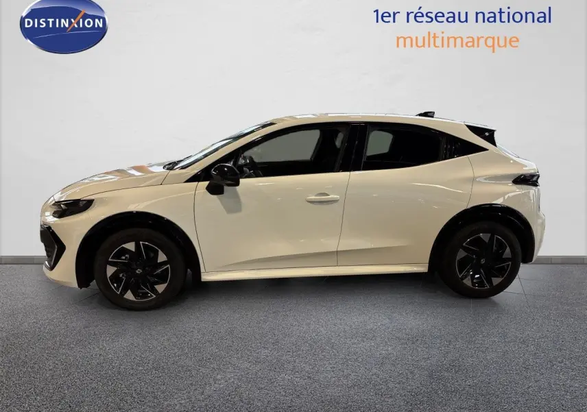 Profil droit d'une Renault Clio VI TCe 115ch Techno blanc glacier avec jantes noires et vitres teintées.