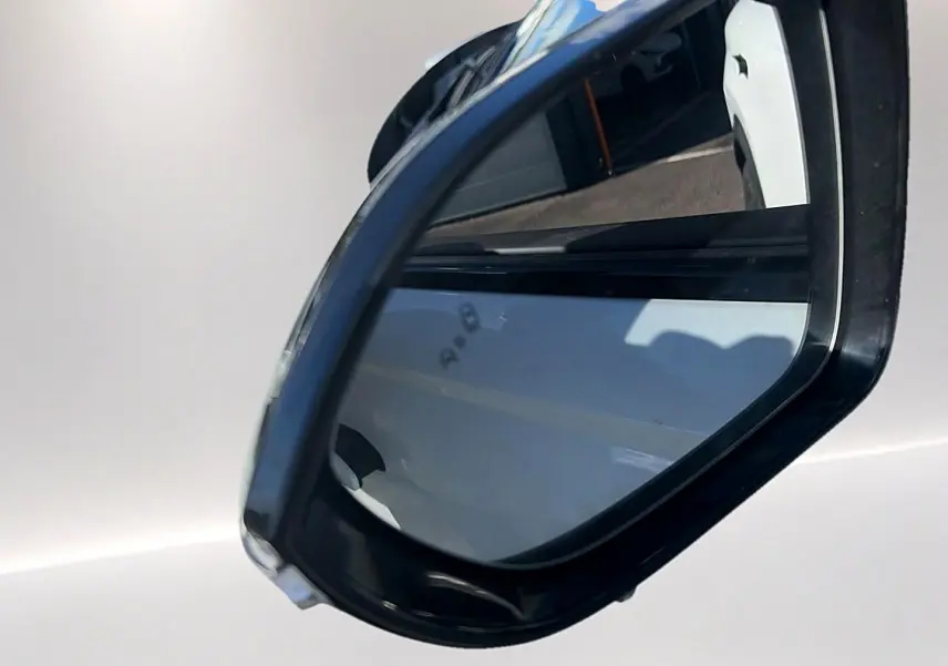 Rétroviseur extérieur droit noir reflétant la portière blanche kaki du JAECOO J7 1.5 tgdi 224 select.