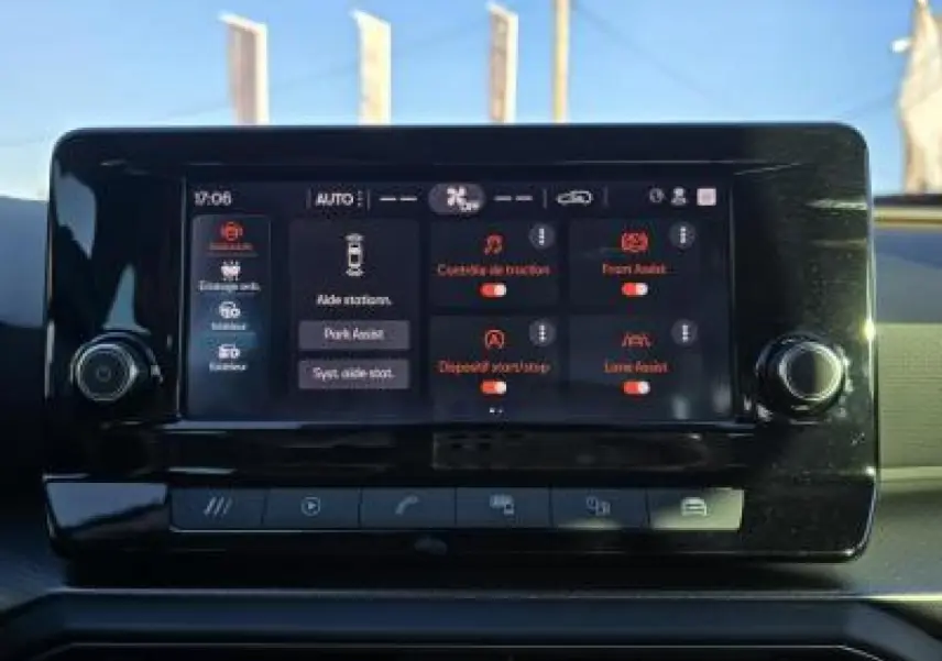 Écran tactile central du tableau de bord de la SEAT Leon IV 2024, affichant les réglages d'aide à la conduite.