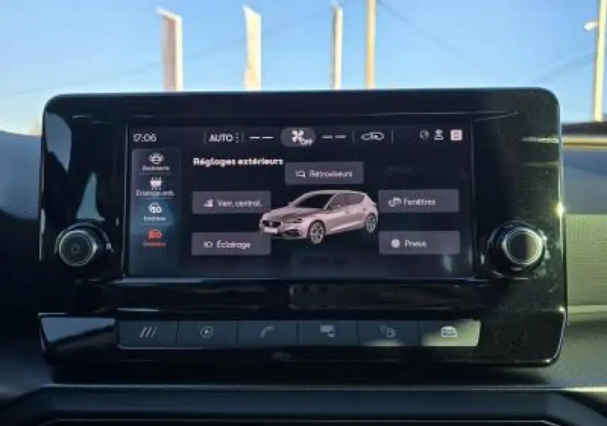 Écran tactile central de la SEAT LEON IV blanc 2024 affichant les réglages extérieurs du véhicule.