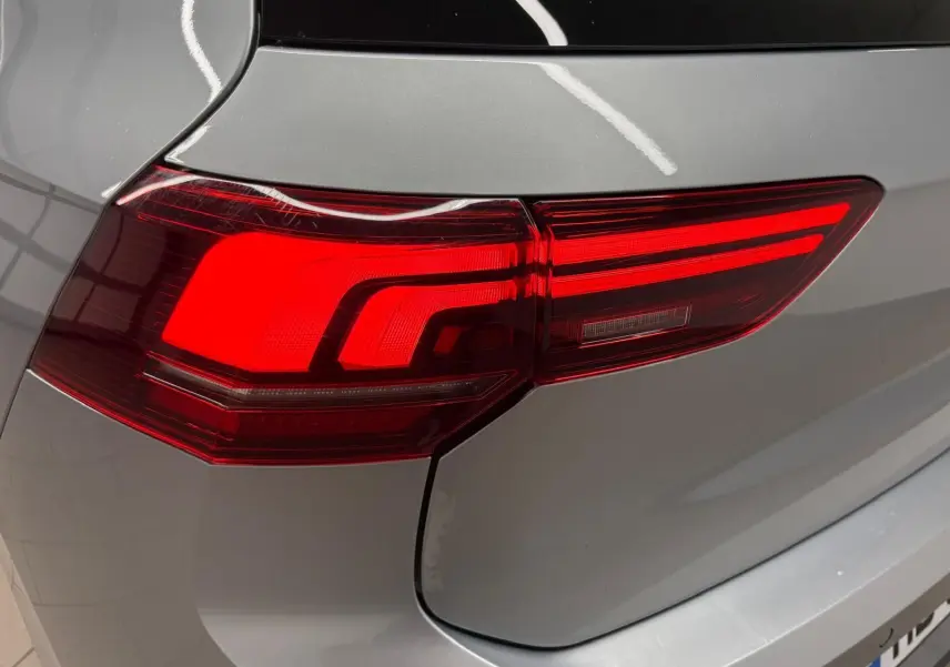 Gros plan sur le feu arrière droit d'une Volkswagen Golf 1.5 TSI 2025 en Argent Dolomite métallisé.