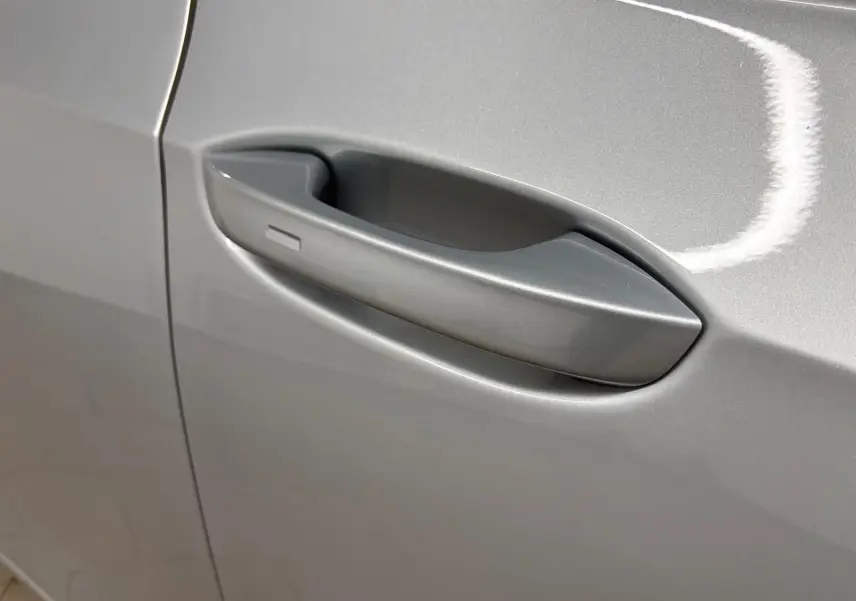 Poignée de porte côté gauche en gros plan sur Volkswagen Golf 1.5 TSI 2025 argent Dolomite métallisée.
