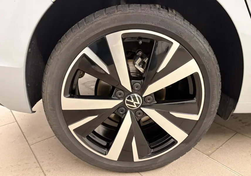 Gros plan sur la jante alliage 18'' Catania noire et argentée de la Volkswagen Golf 1.5 TSI 2025 couleur Argent Dolomite.