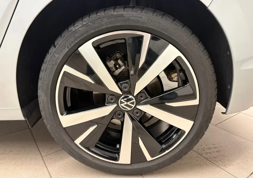 Gros plan sur la jante alliage 18'' Catania noire et argentée de la Volkswagen Golf 1.5 TSI 2025 couleur Argent Dolomite.
