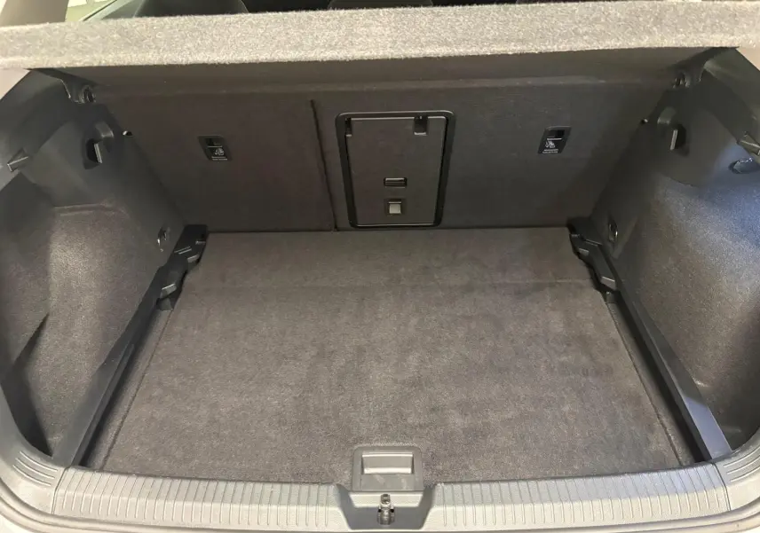 Coffre spacieux et propre d'une Volkswagen Golf 1.5 TSI 116 BVM6 VW Edition 2025, vue intérieure arrière.