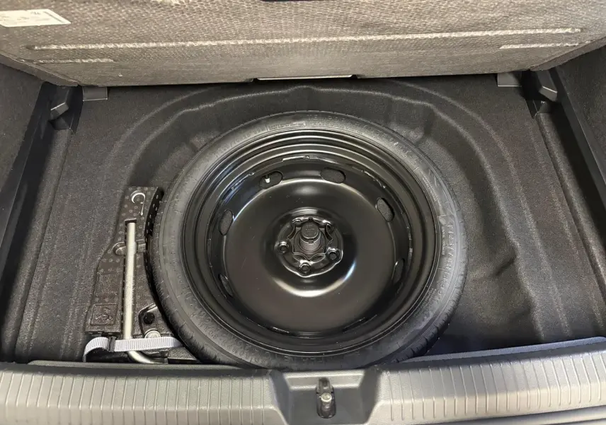 Roue de secours et outillage dans le coffre d'une Volkswagen Golf 1.5 TSI 116 BVM6 VW Edition 2025 argent Dolomite.