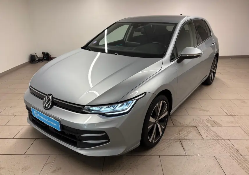 Volkswagen Golf 1.5 TSI 2025 en argent Dolomite vue 3/4 avant avec jantes alliage 18 pouces Catania.
