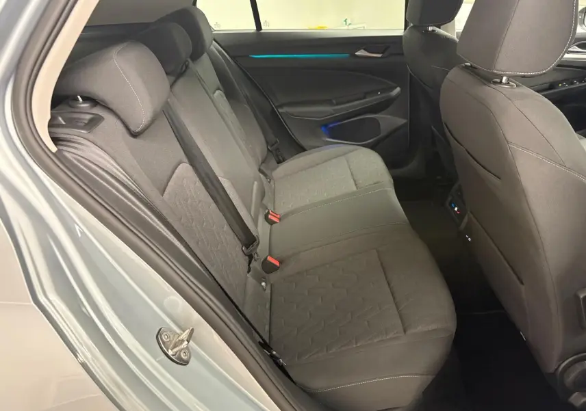 Vue intérieure côté gauche des sièges arrière en tissu gris de la Volkswagen Golf 1.5 TSI 116 BVM6 Argent Dolomite 2025.