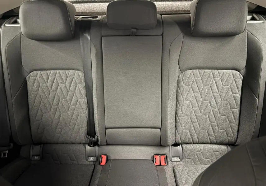 Vue rapprochée des sièges arrière en tissu gris avec motifs géométriques du Volkswagen Golf 1.5 TSI 2025.