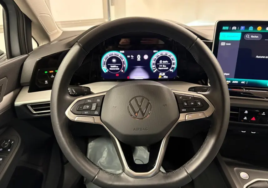 Vue rapprochée du volant multifonction d'une Volkswagen Golf 1.5 TSI 116 BVM6 Edition avec tableau de bord numérique.