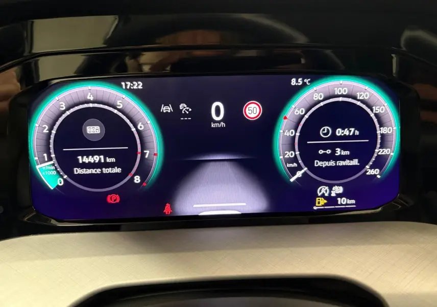 Tableau de bord numérique de la Volkswagen Golf 1.5 TSI 116 BVM6 VW Edition affichant vitesse, compte-tours et informations de trajet.